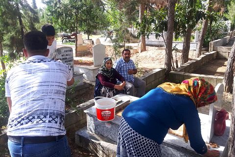 Mezarlikta bayram yoğunluğu