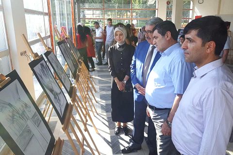 Millet bahçesinde resim sergisi