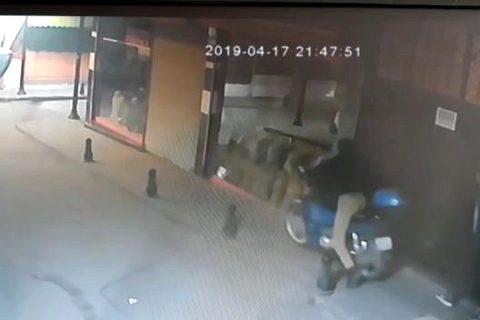 Motosiklet hirsizlari güvenlik kamerasinda