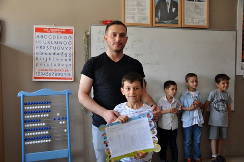 Nizipte öğrencilerin karne heyecani