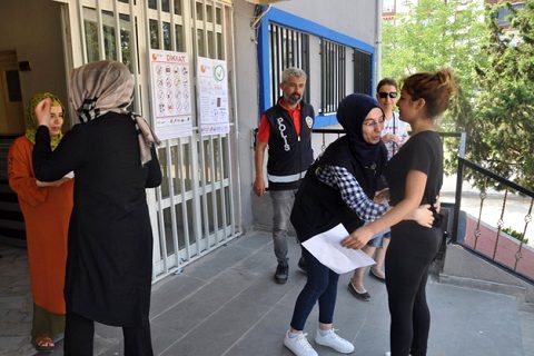 öğrenciler sinavda aileler dişarida ter döktü