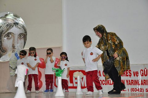 özlem kreşten yilsonu gecesi