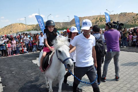 Suriyeli çocuklar atlarla eğlendi