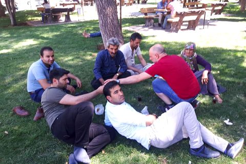 Vatandaşlar parklarda serinlemeye çalişti