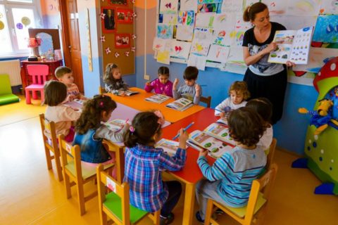 Anaokuluna gidemeyen çocuklara yaz aylarinda eğitim imkâni