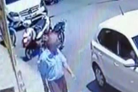 Babası ile kucağındaki çocuğuna motosiklet çarptı
