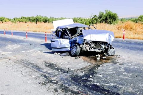 Kamyonete çarpan otomobildeki 5 kişi yaralandı