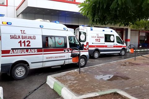 Kontrolden çıkan motosiklet otobüs durağına çarptı: 1 ölü, 1 yaralı