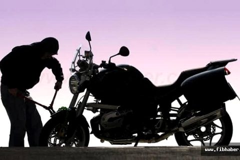 Motosiklet hırsızları polisten kaçamadı