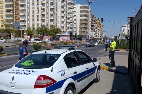 Polis, kirmizi işik uygulamasi yapti