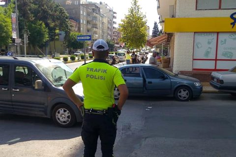Polis trafikte göz açtirmiyor