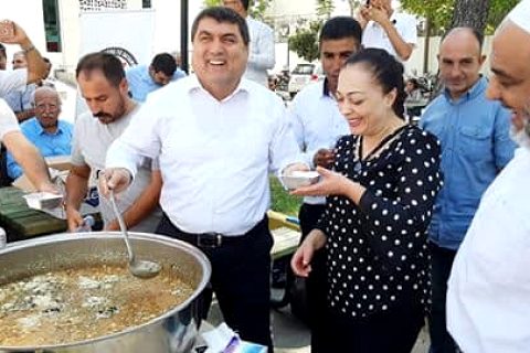 Sosyal yardimlaşma vakfi aşure dağitti