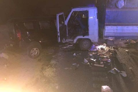 iki araç kafa kafaya çarpıştı 2 yaralı