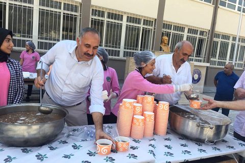Nizip Mesleki ve Teknik Anadolu Lisesi Aşure Dağıttı