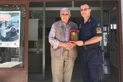 Fıstık hırsızlarına geçit vermeyen Jandarmaya Plaket verildi