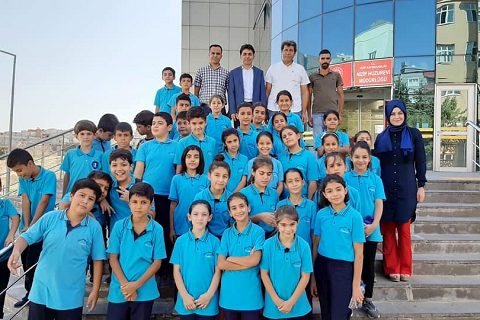Okul öğrencileri Huzurevi sakinleri yalnız bırakmadı