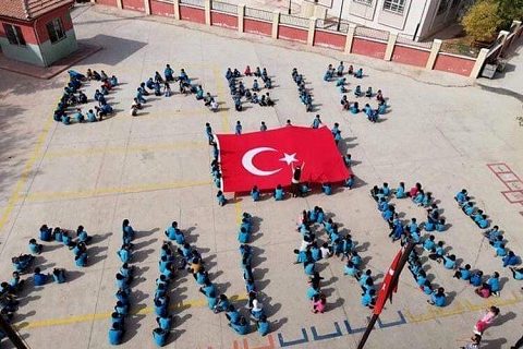 İlkokulu Ortaokul öğrencilerinden barış pınarı koreografisi