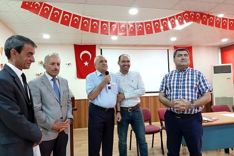 Kaymakam Şahin den emekli öğretmene plaket