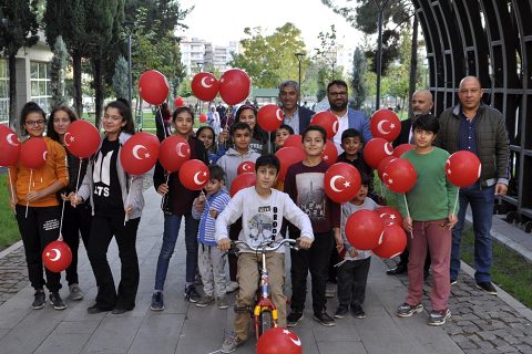 Millet Bahçesinde Ay Yıldızlı Balon dağıtıldı