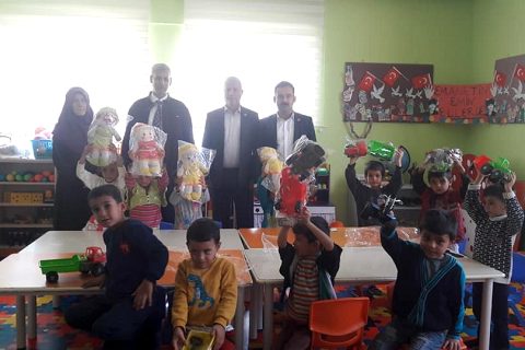 Nizip te anaokulu öğrencilerine kırtasiye ve oyuncak yardımı