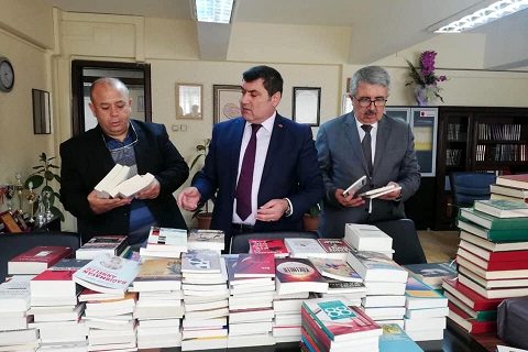 Bakan gül öğrencilere kitap gönderdi