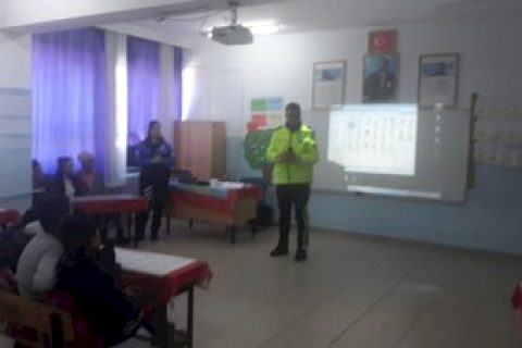 Polisler öğrencilerle birlikte