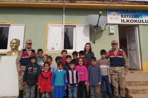 İlçe Jandarma Komutanlığımızca Köy Okullarımızdaki Atatürk Büstlerimiz Boyandı