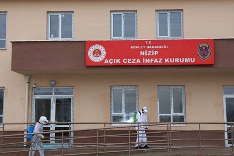 Belediye ekipleri cezaevini dezenfekte etti