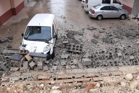 Nizip’te Yıldırım duvarı yıktı