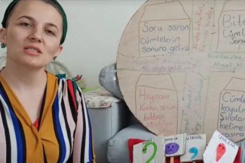 Müslüm Erdoğan İlkokulu Öğretmeni Öğrencilerine video ile ders anlatıyor.