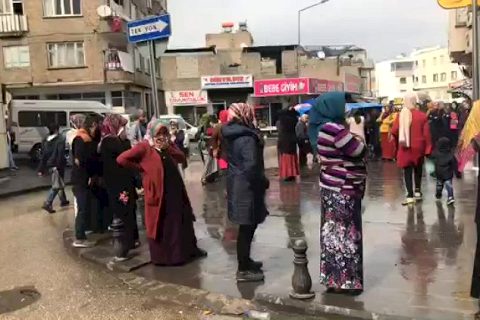 Nizip'te çocuk parasi kuyruğu