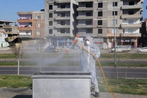Nizip Belediyesi ekipleri tarafından çöp konteynerlerini dezenfekte ediyor