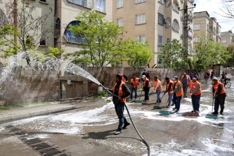 Nizip Belediyesi sokakları dezenfekte ediyor