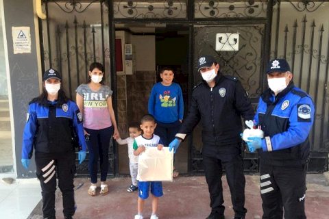 Polislerden 6 yaşındaki çocuğa doğum günü kutlaması