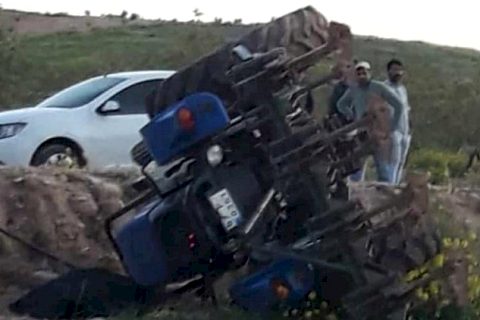 Devrilen traktörün sürücüsü hayatını kaybetti