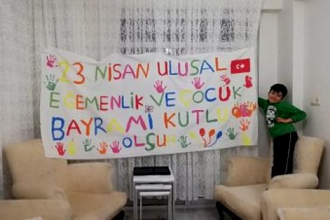 Eyup Eren Türk bayrağı istedi, polis evine getirdi