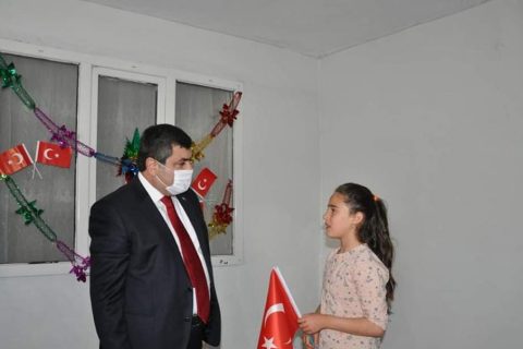 Sayın Kaymakamımız Kemal ŞAHİN Öğrencilerimizi evde ziyaret ederek 23 Nisan Ulusal Eg
