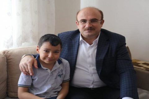 Nizip Belediye Başkanı Mehmet SARI Öğrencilerimizi evde ziyaret ederek 23 Nisan Ulusa