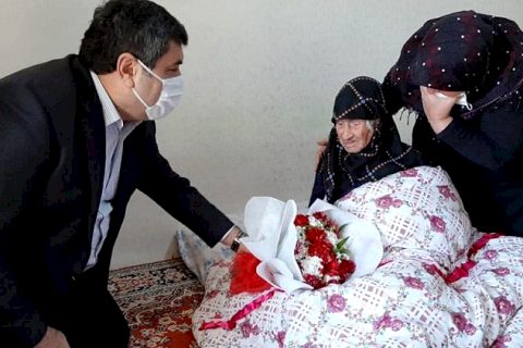 Kaymakam Şahin, 102 yaşındaki Ayşe nineye ziyaret
