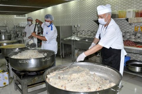 Hacı Fatma-Mehmet Cankesen Külliyesi aşevinde günde 3000 Kişiye Yemek Dağıtılıyor