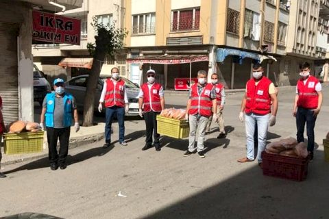 Diyanet Vakfı ve Kızılay’dan ekmek yardımı