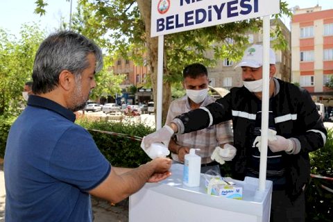 Belediye Başkanı Sarı, maske, sabun ve eldiven dağıttı