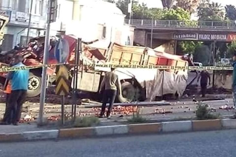 Freni boşalan domates yüklü kamyon köprüden uçtu