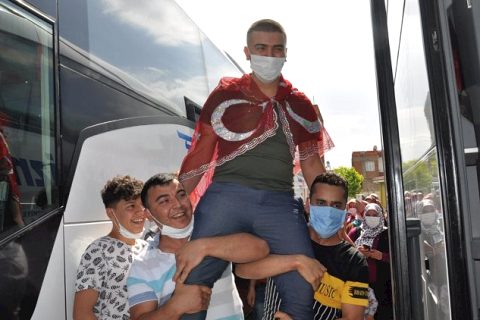 Nizip’te oyun havalı asker uğurlama