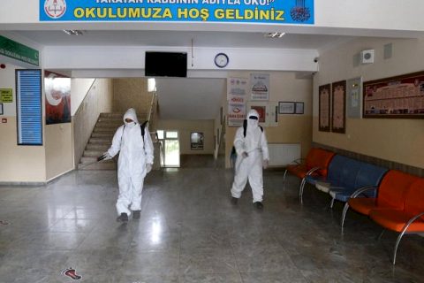 Belediye ekipleri okulları dezenfekte ediyor