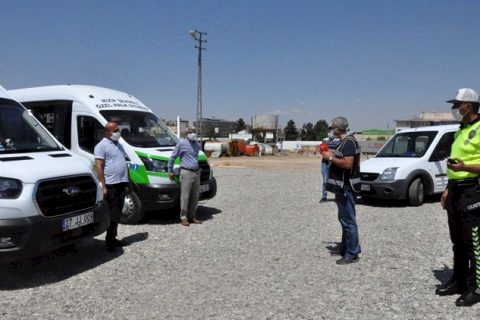  Nizip polisi sosyal mesafe ve maske takma uyarısında bulundu. 