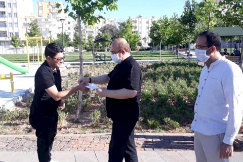 Belediye Başkanı Sarı, vatandaşlara maske dağıttı