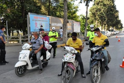 Polis motosikletlere hem evrak hemde maske sordu