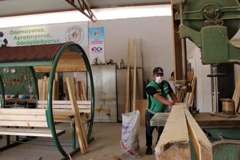 Eski banklar geri dönüşüm atölyesinde yenileniyor