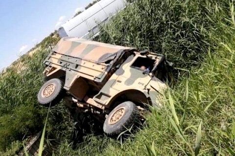 Karkamış sınır hattında askeri araç devrildi. 4 asker yaralı.